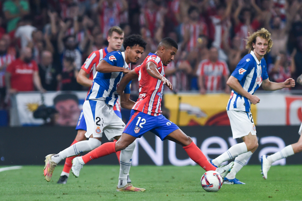 中场铁人再次踢满全场，体能状态亮眼（中场悍将再度打满90分钟，体能爆棚）