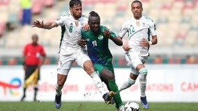 PTSD了？当值德国籍VAR裁判提醒主裁河南队后卫用手阻挡射门