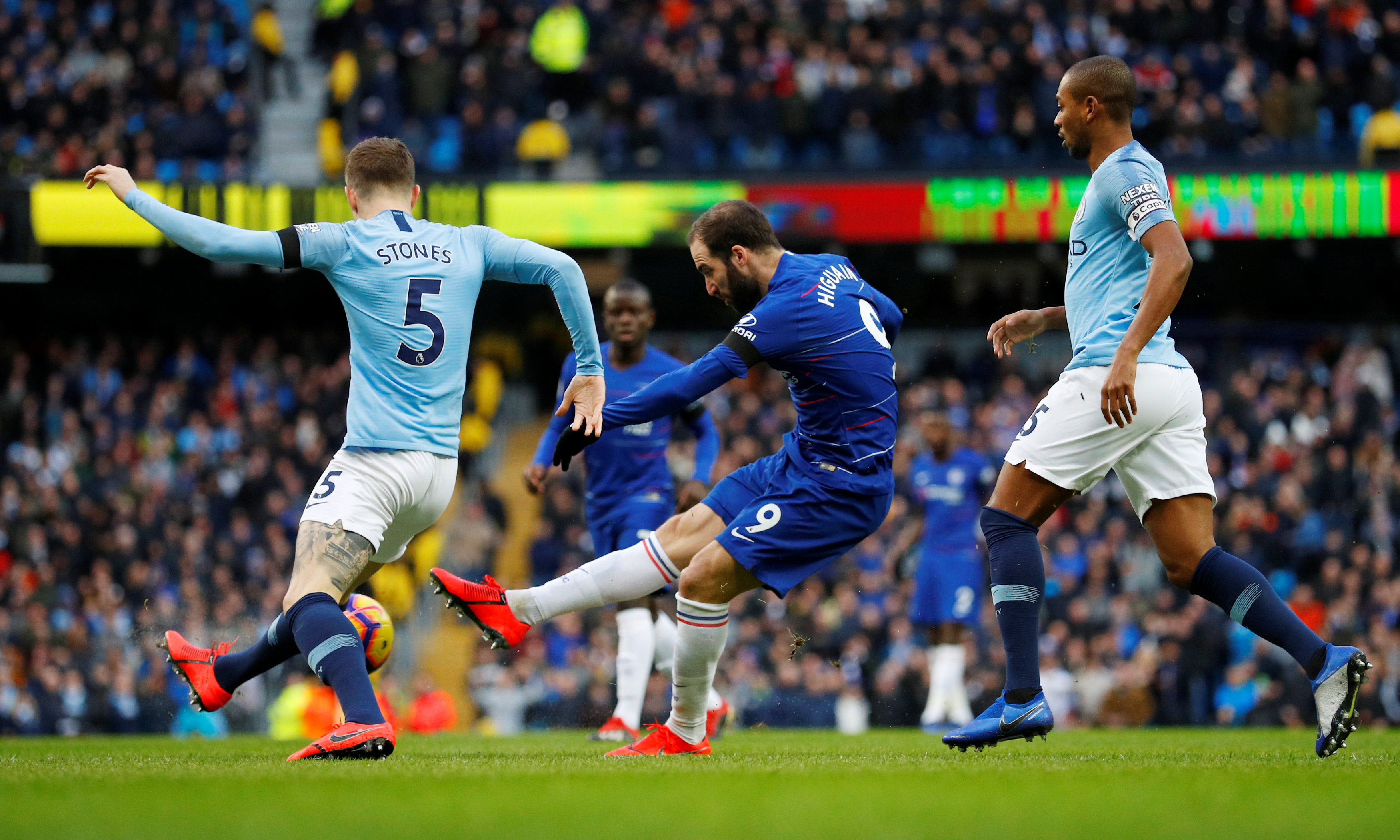 遭遇严防死守！浓眉战旧主10中6贡献12分5篮板5助攻（旧主严密看防！浓眉10投6中拿下12分5篮板5助攻）