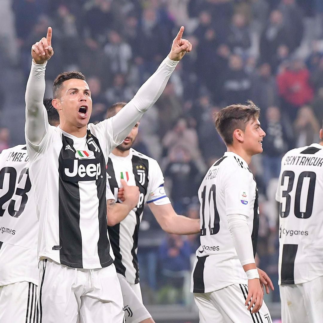 辛辛那提中场吉迪赛后与梅西交换球衣，双方握手并拥抱（梅西与辛辛那提中场吉迪赛后互换球衣，握手相拥）