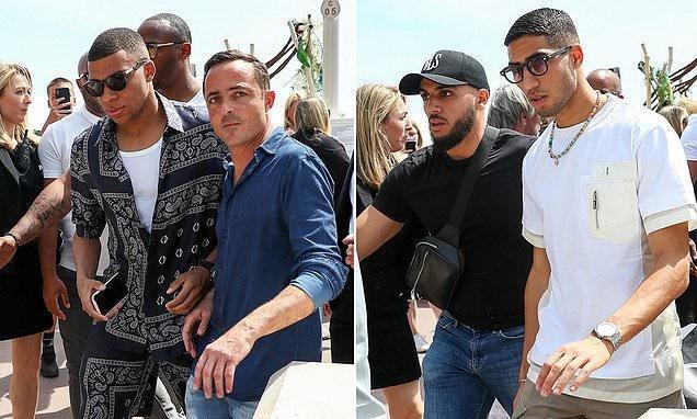 门将连续零封对手，稳定后防（门将连场零封，后防稳若磐石）