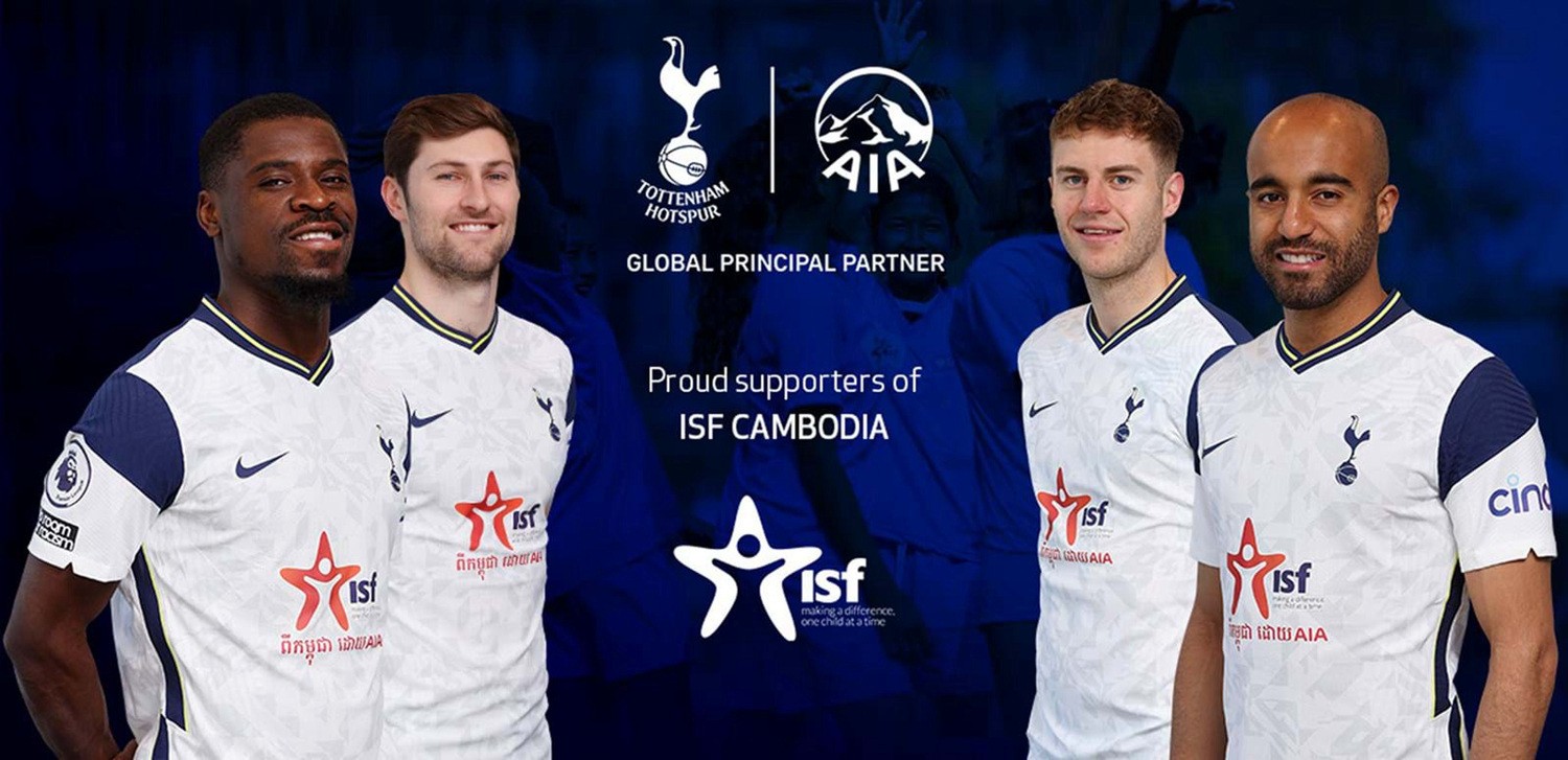 圣诞树入镜！杨瀚森更新社媒晒与奥登合影并配文：12月（杨瀚森社媒晒与奥登合照：圣诞树作背景，配文12月）