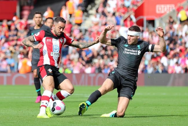 中国国乒在2025成都混合团体世界杯中以6连胜结束第二轮，孙颖莎在梁靖崑失利后积极复盘，展现团队凝聚力与个人关怀。