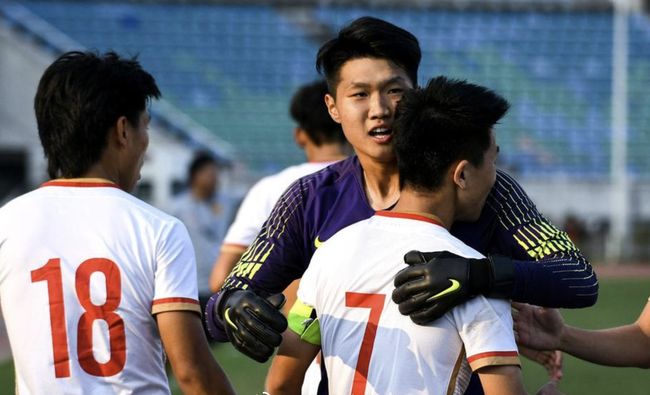 法甲半场：隆吉耶破僵，客队三中门框，梅斯暂0-1雷恩（法甲半场：隆吉耶先拔头筹，客队三次中框，梅斯暂以0-1落后雷恩）