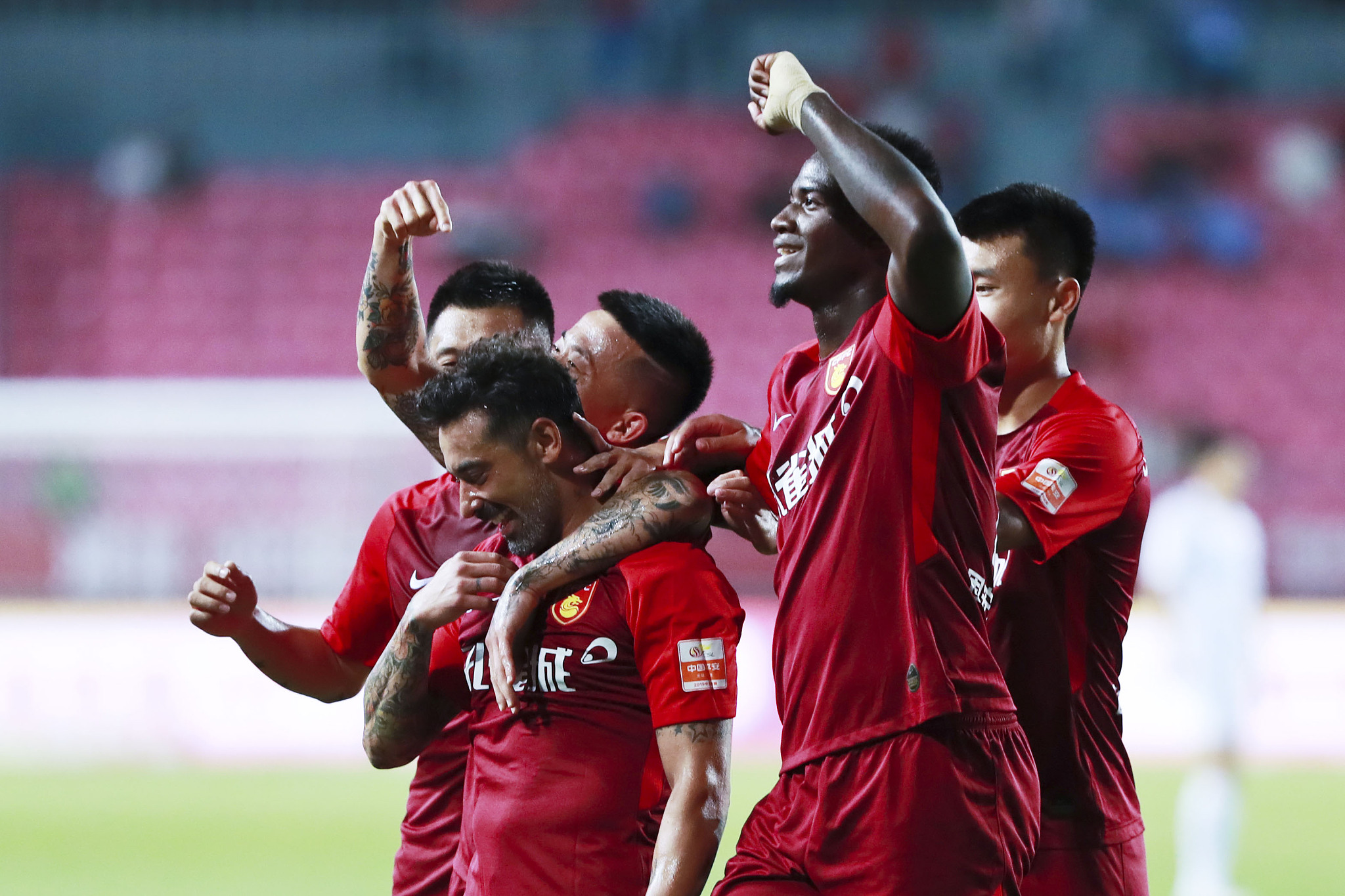 脚后跟停球+倒钩解围，阿拉伯杯上阿尔及利亚一后卫防守尽显球技（阿尔及利亚后卫阿拉伯杯秀防守：脚后跟停球+倒钩解围）