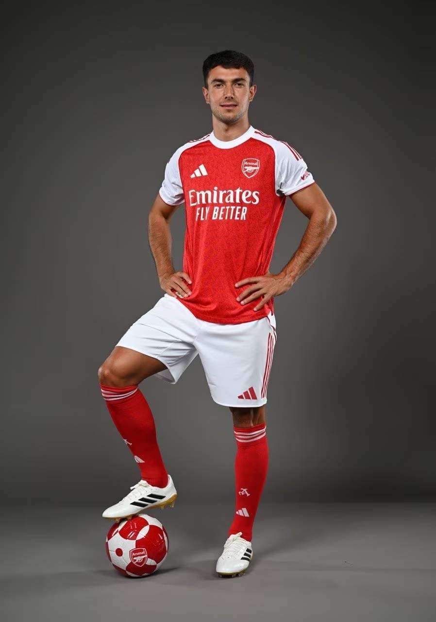 足球世界杯主题周边开售，球迷抢购（世界杯足球周边上新，球迷热购）