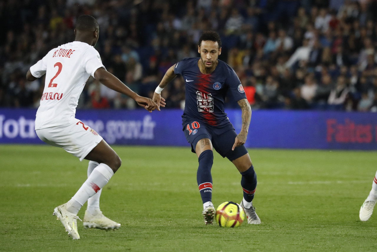 过去6场32+8+8！哈登三节空砍31+5+8，快船28分惨败，近10场仅1胜（近6战场均32+8+8！哈登三节轰31+5+8仍无力回天，快船惨负28分，近10场仅1胜）