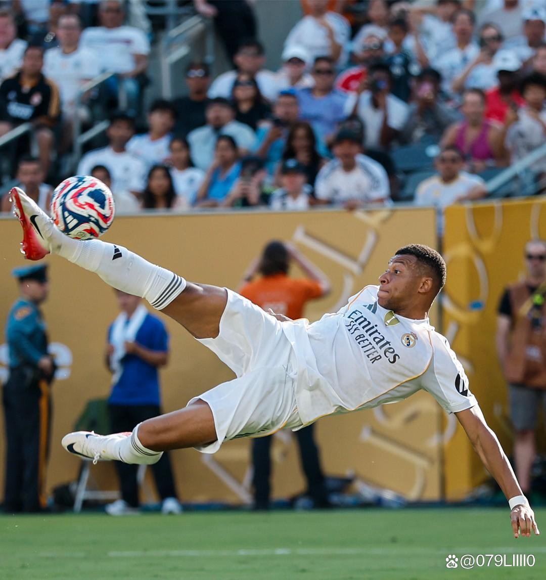 詹姆斯关键上篮助球队锁胜