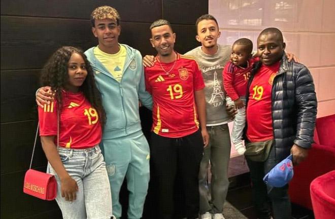 八村塁：看到浓眉身穿蓝色球衣而不是黄色，我还是会感觉奇怪（八村塁：浓眉穿蓝衣而非黄衣时，我依然觉得不习惯）