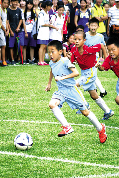 詹姆斯末节连得10分+致命抢断，湖人112-108险胜76人，40岁传奇再创历史纪录（40岁詹姆斯末节连拿10分+关键抢断，助湖人112-108险胜76人，再刷历史纪录）