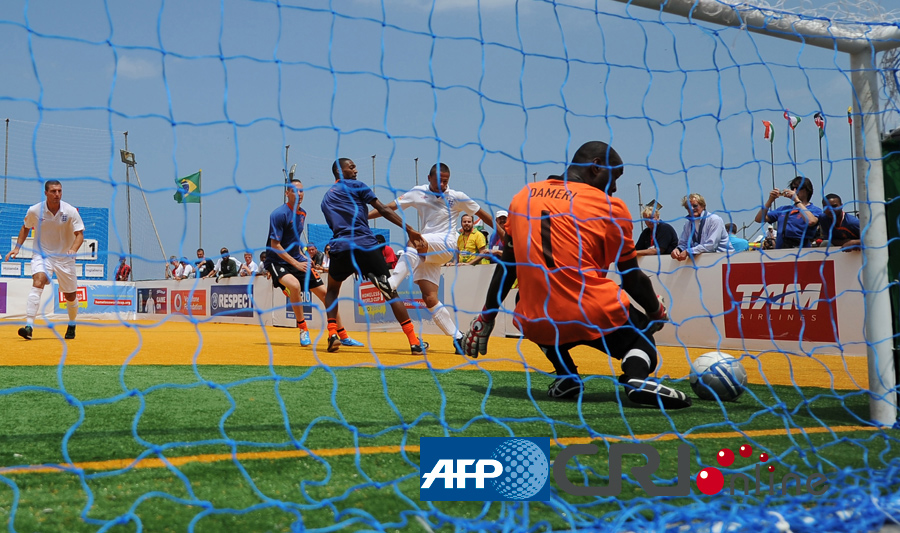 姆伯莫不想让曼联和喀麦隆起冲突，决定让二者商讨回国时间（为避免曼联与喀麦隆冲突，姆伯莫决定由双方协商回国时间）