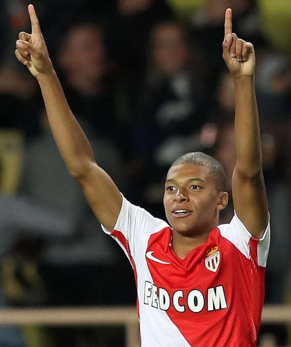 陈威vs柔佛新山半场数据：贡献5次扑救，评分暂为全场最高