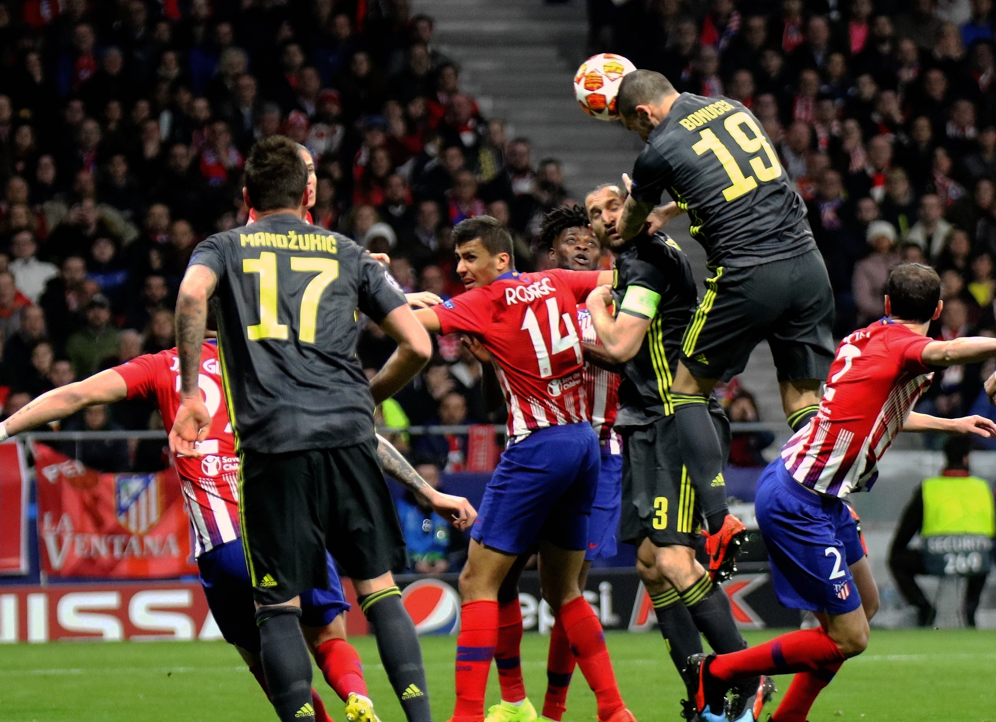 足球周刊：刘若钒曾想回成都却被徐正源拒绝，后获里卡多、穆斯卡特赏识（足球周刊：刘若钒曾欲回归成都遭徐正源拒绝，随后得到里卡多与穆斯卡特青睐）