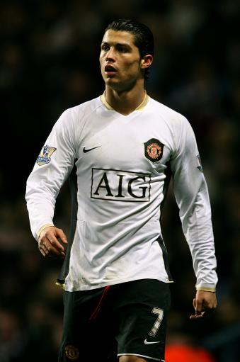 3-2,29岁拜仁旧将萨内1球1助,率队揽36分领跑,领先穆帅前东家4分（3-2！29岁前拜仁球员萨内传射立功，球队积36分居首，领先穆帅旧主4分）