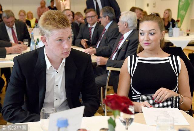 1次扛旗2次退赛！带伤出征的郑钦文，为何仍是湖北队的骄傲？（带伤仍前行：郑钦文一次扛旗两度退赛，何以依旧让湖北队自豪？）