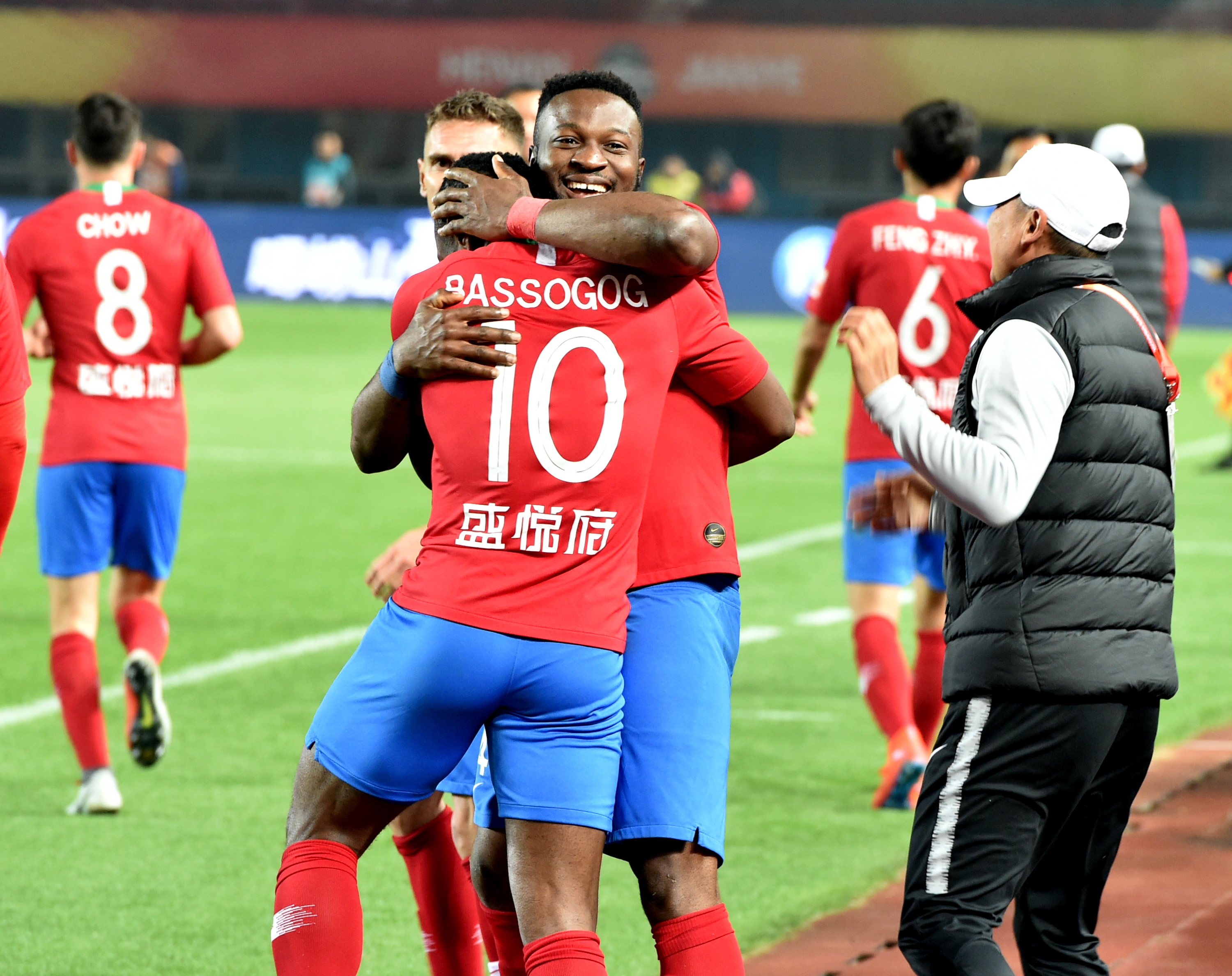 王洪亮：美国巴西身体强太多；若早跟她们踢热身赛或许会好些（王洪亮：美巴身体优势明显，若提前热身或许会更好）