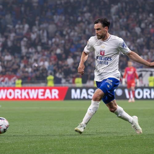 莫德里奇回忆热刺生涯，未能如愿加盟切尔西，反而成就皇马传奇（回顾热刺岁月：莫德里奇未赴切尔西，却在皇马成就传奇）